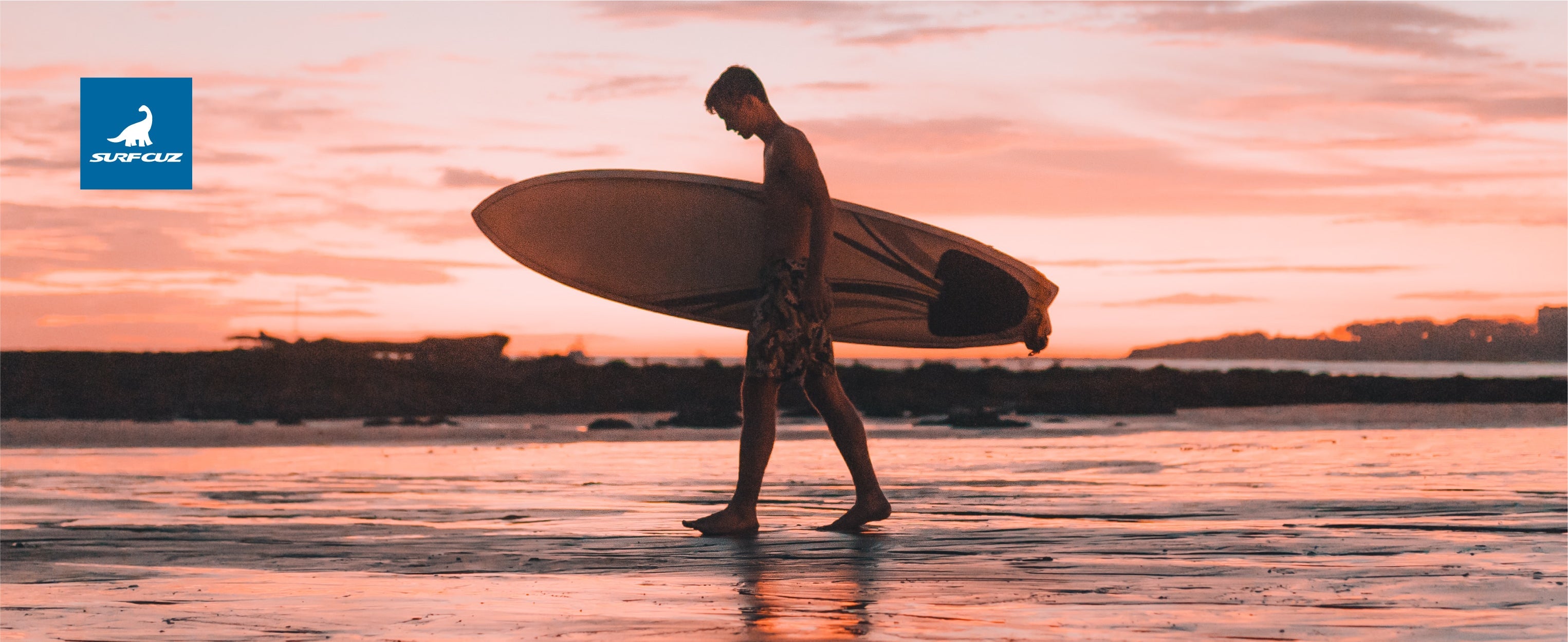 Man wearing quick-dry men's swim trunks walking from the beach to a seaside café